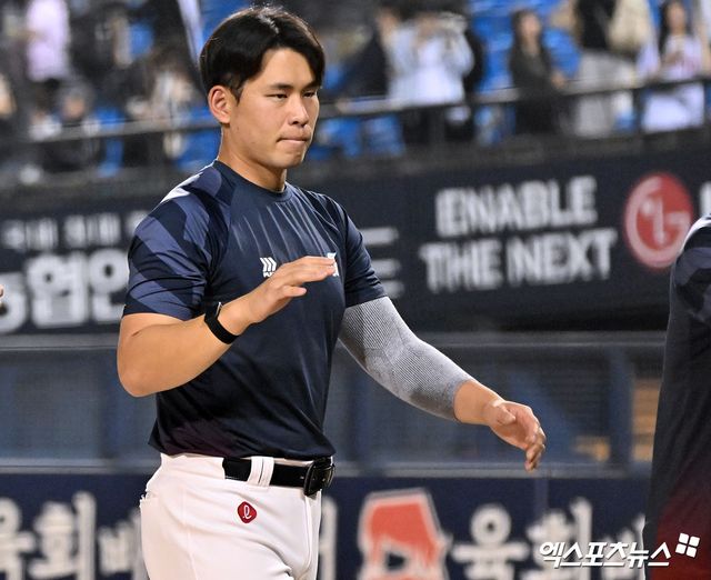 15일 오후 서울 송파구 잠실야구장에서 열린 '2026 신한 SOL Bank KBO리그' 롯데 자이언츠와 LG 트윈스의 경기, 5회말 수비를 마친 롯데 김진욱이 기뻐하고 있다. 롯데는 이날 2-0으로 승리했다. 선발투수 김진욱이 앞선 등판 8이닝 1실점 피칭에 이어 이날도 6⅔이닝(101구) 3피안타 2사사구 5탈삼진 무실점 완벽투를 선보이며 LG 타선을 꽁꽁 묶었다. 타선에서는 손성빈이 자신의 시즌 마수걸이 홈런으로 결승점을 올렸다. 이날 승리로 롯데는 2연패 흐름에서 탈출함과 동시에 8연승을 달리고 있던 단독 1위 LG의 고공 행진을 막아섰다. 잠실, 김한준 기자