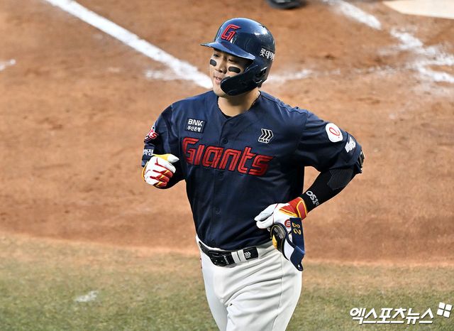 15일 오후 서울 송파구 잠실야구장에서 열린 '2026 신한 SOL Bank KBO리그' 롯데 자이언츠와 LG 트윈스의 경기, 3회초 1사 롯데 손성빈이 솔로 홈런을 날린 후 기뻐하고 있다. 잠실, 김한준 기자