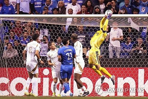손흥민 소속팀인 미국 메이저리그사커(MLS) LAFC가&nbsp;15일 멕시코 푸에블라에 있는 콰우테목 경기장에서 열린 크루스 아술(멕시코)과의 2026시즌 북중미카리브해연맹(CONCACAF) 챔피언스컵 8강 2차전에서 1-1로 비겼다.&nbsp;홈 1차전에서 3-0 완승을 거둔 LAFC는 해발 2200m에 달하는 고지대 원정에서&nbsp;디펜딩 챔피언 크루스 아술의 파상 공세를 한 골로 틀어 막으면서 1, 2차전 합계 4-1로 승리해 4강에 진출했다.&nbsp;준결승에 진출한 LAFC는 톨루카(멕시코),&nbsp;LA갤럭시(미국) 맞대결 승자와 격돌한다.&nbsp;LAFC는 지난 2020시즌과 2023시즌 두 차례 대회 결승에 진출했지만, 모두 준우승에 머물렀다. 창단 첫 대회 우승에 도전한다. 손흥민은 이날 풀타임 소화하며 두 달 앞으로 다가온 북중미 월드컵 고지대 적응에 문제 없음을 알렸다. 연합뉴스