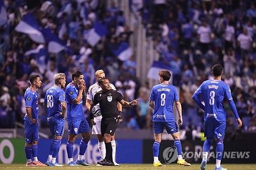 손흥민 소속팀인 미국 메이저리그사커(MLS) LAFC가&nbsp;15일 멕시코 푸에블라에 있는 콰우테목 경기장에서 열린 크루스 아술(멕시코)과의 2026시즌 북중미카리브해연맹(CONCACAF) 챔피언스컵 8강 2차전에서 1-1로 비겼다.&nbsp;홈 1차전에서 3-0 완승을 거둔 LAFC는 해발 2200m에 달하는 고지대 원정에서&nbsp;디펜딩 챔피언 크루스 아술의 파상 공세를 한 골로 틀어 막으면서 1, 2차전 합계 4-1로 승리해 4강에 진출했다.&nbsp;준결승에 진출한 LAFC는 톨루카(멕시코),&nbsp;LA갤럭시(미국) 맞대결 승자와 격돌한다.&nbsp;LAFC는 지난 2020시즌과 2023시즌 두 차례 대회 결승에 진출했지만, 모두 준우승에 머물렀다. 창단 첫 대회 우승에 도전한다. 손흥민은 이날 풀타임 소화하며 두 달 앞으로 다가온 북중미 월드컵 고지대 적응에 문제 없음을 알렸다. 연합뉴스