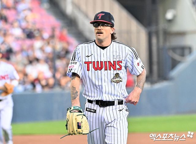 15일 오후 서울 송파구 잠실야구장에서 열린 '2026 신한 SOL Bank KBO리그' 롯데 자이언츠와 LG 트윈스의 경기, 1회초 수비를 마친 LG 웰스가 더그아웃으로 향하고 있다. 잠실, 김한준 기자