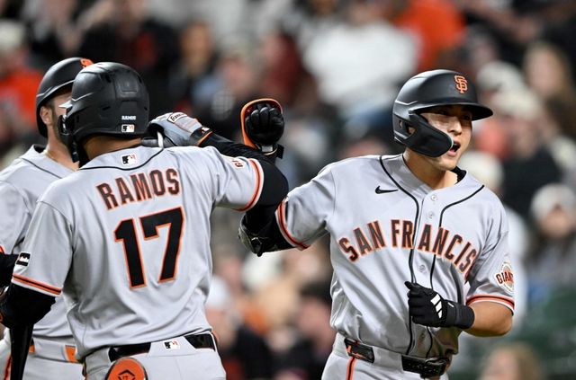 이정후는 15일 미국 오하이오주 신시내티의 그레이트 아메리칸 볼파크에서 열린 2026 미국 메이저리그(MLB) 정규시즌 신시내티 레즈와 원정경기에 6번타자 겸 우익수로 선발 출전해 4타수 2안타를 기록했다. 그는 이날 2026시즌 네 번째 멀티히트를 기록하며 타율을 0.185에서 0.207로 끌어올렸다. 2회초 1사 주자 없는 상황 첫 타석에 들어선 이정후는 2볼 1스트라이크 유리한 카운트에서 싱어의 4구째 바깥쪽 싱커를 밀어 쳐 3·유 간을 빠져나가는 좌익수 앞 안타를 신고했다. 4회초 2사 주자 없는 상황에선 2루타를 터트리기도 했다. 연합뉴스