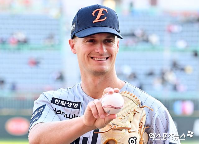 한화는 14일 대전 삼성전에서 5-1로 앞선 8회초 등판한 필승조 투수들이 나란히 컨트롤 문제로 자멸했다. 삼성에 내준 6점을 모두 밀어내기로만 기록했다. 특히 김서현의 경우 한화가 6-5로 앞선 9회초 2사 만루에서 최형우, 이해승에 볼넷을 내줘 밀어내기로 동점과 역전을 허용하는 흑역사를 썼다. 김경문 감독은 개막 후&nbsp;7경기 6이닝 5탈삼진 12볼넷 평균자책점 9.00으로 컨디션이 좋지 않은 김서현의 보직을 바꾸기로 결정했다. 한화는 단기 대체 외국인 선수로 영입한 잭 쿠싱이 당분간 세이브 상황을 책임진다. 엑스포츠뉴스DB