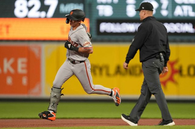 이정후는 15일 미국 오하이오주 신시내티의 그레이트 아메리칸 볼파크에서 열린 2026 미국 메이저리그(MLB) 정규시즌 신시내티 레즈와 원정경기에 6번타자 겸 우익수로 선발 출전해 4타수 2안타를 기록했다. 그는 이날 2026시즌 네 번째 멀티히트를 기록하며 타율을 0.185에서 0.207로 끌어올렸다. 2회초 1사 주자 없는 상황 첫 타석에 들어선 이정후는 2볼 1스트라이크 유리한 카운트에서 싱어의 4구째 바깥쪽 싱커를 밀어 쳐 3·유 간을 빠져나가는 좌익수 앞 안타를 신고했다. 4회초 2사 주자 없는 상황에선 2루타를 터트리기도 했다. 연합뉴스