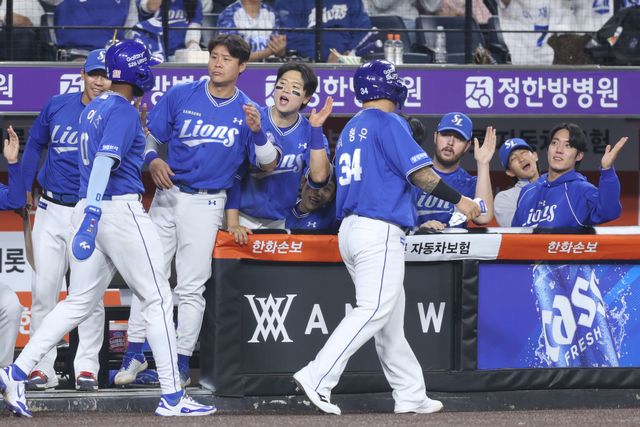 박진만 감독이 이끄는 삼성 라이온즈가 15일 대전 한화생명 볼파크에서 열린 2026 신한 SOL KBO리그 한화 이글스와의 팀 간 2차전에서 12-5로 승리, 5연승과 함께 단독 선두로 올라섰다. 사진 삼성 라이온즈