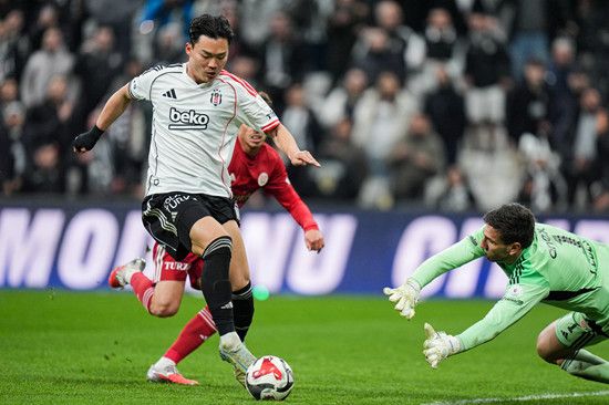 손흥민 전 소속팀인 토트넘 홋스퍼가 대한민국 축구대표팀 공격수 오현규(베식타시)를 노리는 것으로 드러났다. 영국 매체 '팀토크'는 18일(한국시간) 토트넘 홋스퍼가 맨체스터 유나이티드와 높은 득점력을 기록하는 뛰어난 공격수를 계약하기 위해 영입전을 벌인다고 보도했다.&nbsp;매체는 '오현규가 2025-2026시즌 베식타시에서 최고의 경기력으로 스카우트의 관심을 끌면서 이번 여름 토트넘이 맨유와 오현규를 두고 영입전을 벌일 준비를 한다'며 '토트넘은 한국에 손흥민의 성공적인 시기를 보낸 덕분에 엄청난 팬층을 보유하고 있고 토트넘이 또 다른 한국 스타를 원하는 것으로 보인다'라고 전했다. 베식타시