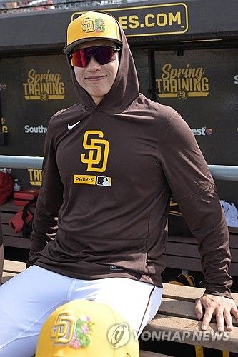 샌디에이고 파드리스 산하 마이너리그(트리플A) 구단 엘패소 치와와스 소속 송성문이 무안타로 돌아서며 존재감을 드러내지 못했다. 엘패소는 15일 미국 텍사스주 라운드록의 델 다이아몬드에서 열린 라운드록 익스프레스(텍사스 레인저스 산하 트리플A)와의 2026시즌 트리플A 퍼시픽코스트리그(PCL) 원정경기에서 4-6으로 패했다. 이날 경기에서 가장 큰 아쉬움을 남긴 것은 송성문의 방망이였다. 이날 그는 선발 라인업에 3번 타자 3루수로 이름을 올렸지만 3타수 무안타로 침묵했다. 송성문은 지난해 겨울 당한 내복사근 부상 여파로 지난달 28일부터 마이너리그에서 재활 경기를 이어가고 있으며, 재활 배정 가능 기간은 최대 20일로 제한된다.&nbsp;16일 이후 구단이 부상자 명단(IL)에서 그를 복귀시켜 곧바로 메이저리그로 올릴지, 아니면 마이너리그 옵션을 활용해 트리플A에 남길지를 결정해야 하는 상황이다.