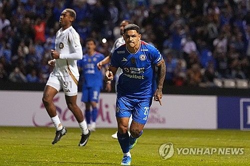 손흥민 소속팀인 미국 메이저리그사커(MLS) LAFC가&nbsp;15일 멕시코 푸에블라에 있는 콰우테목 경기장에서 열린 크루스 아술(멕시코)과의 2026시즌 북중미카리브해연맹(CONCACAF) 챔피언스컵 8강 2차전에서 1-1로 비겼다.&nbsp;홈 1차전에서 3-0 완승을 거둔 LAFC는 해발 2200m에 달하는 고지대 원정에서&nbsp;디펜딩 챔피언 크루스 아술의 파상 공세를 한 골로 틀어 막으면서 1, 2차전 합계 4-1로 승리해 4강에 진출했다.&nbsp;준결승에 진출한 LAFC는 톨루카(멕시코),&nbsp;LA갤럭시(미국) 맞대결 승자와 격돌한다.&nbsp;LAFC는 지난 2020시즌과 2023시즌 두 차례 대회 결승에 진출했지만, 모두 준우승에 머물렀다. 창단 첫 대회 우승에 도전한다. 손흥민은 이날 풀타임 소화하며 두 달 앞으로 다가온 북중미 월드컵 고지대 적응에 문제 없음을 알렸다. 연합뉴스
