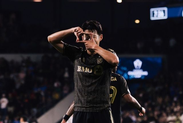 손흥민 소속팀인 미국 메이저리그사커(MLS) LAFC가&nbsp;15일 멕시코 푸에블라에 있는 콰우테목 경기장에서 열린 크루스 아술(멕시코)과의 2026시즌 북중미카리브해연맹(CONCACAF) 챔피언스컵 8강 2차전에서 1-1로 비겼다.&nbsp;홈 1차전에서 3-0 완승을 거둔 LAFC는 해발 2200m에 달하는 고지대 원정에서&nbsp;디펜딩 챔피언 크루스 아술의 파상 공세를 한 골로 틀어 막으면서 1, 2차전 합계 4-1로 승리해 4강에 진출했다.&nbsp;준결승에 진출한 LAFC는 톨루카(멕시코),&nbsp;LA갤럭시(미국) 맞대결 승자와 격돌한다.&nbsp;LAFC는 지난 2020시즌과 2023시즌 두 차례 대회 결승에 진출했지만, 모두 준우승에 머물렀다. 창단 첫 대회 우승에 도전한다. 손흥민은 이날 풀타임 소화하며 두 달 앞으로 다가온 북중미 월드컵 고지대 적응에 문제 없음을 알렸다. 연합뉴스