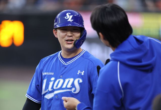 삼성 라이온즈 내야수 전병우가 15일 대전 한화생명 볼파크에서 열린 2026 신한 SOL KBO리그 한화 이글스와의 팀 간 2차전에서 1회말 2타점 2루타를 기록, 팀 대승에 기여했다. 사진 삼성 라이온즈