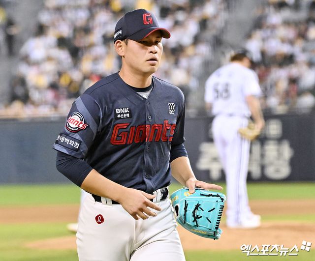 15일 오후 서울 송파구 잠실야구장에서 열린 '2026 신한 SOL Bank KBO리그' 롯데 자이언츠와 LG 트윈스의 경기, 4회말 수비를 마친 롯데 김진욱이 더그아웃으로 향하고 있다. 잠실, 김한준 기자