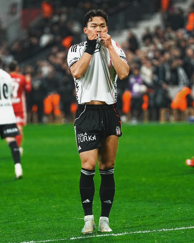 손흥민 전 소속팀인 토트넘 홋스퍼가 대한민국 축구대표팀 공격수 오현규(베식타시)를 노리는 것으로 드러났다. 영국 매체 '팀토크'는 18일(한국시간) 토트넘 홋스퍼가 맨체스터 유나이티드와 높은 득점력을 기록하는 뛰어난 공격수를 계약하기 위해 영입전을 벌인다고 보도했다.&nbsp;매체는 '오현규가 2025-2026시즌 베식타시에서 최고의 경기력으로 스카우트의 관심을 끌면서 이번 여름 토트넘이 맨유와 오현규를 두고 영입전을 벌일 준비를 한다'며 '토트넘은 한국에 손흥민의 성공적인 시기를 보낸 덕분에 엄청난 팬층을 보유하고 있고 토트넘이 또 다른 한국 스타를 원하는 것으로 보인다'라고 전했다. 베식타시