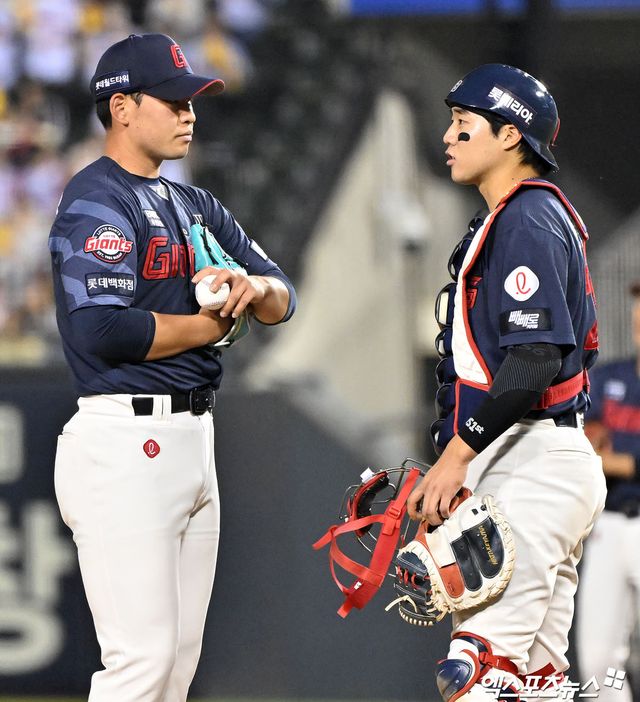 15일 오후 서울 송파구 잠실야구장에서 열린 '2026 신한 SOL Bank KBO리그' 롯데 자이언츠와 LG 트윈스의 경기, 5회말 2사 1,2루 롯데 손성빈이 마운드를 방문해 김진욱과 대화를 나누고 있다. 롯데는 이날 2-0으로 승리했다. 선발투수 김진욱이 앞선 등판 8이닝 1실점 피칭에 이어 이날도 6⅔이닝(101구) 3피안타 2사사구 5탈삼진 무실점 완벽투를 선보이며 LG 타선을 꽁꽁 묶었다. 타선에서는 손성빈이 자신의 시즌 마수걸이 홈런으로 결승점을 올렸다. 잠실, 김한준 기자