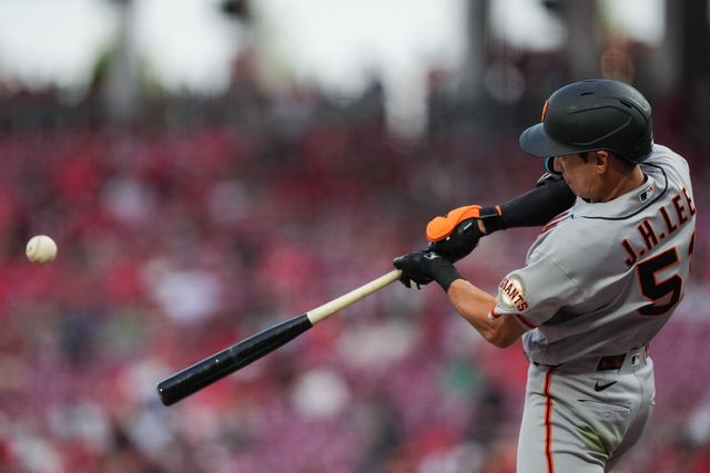 이정후는 15일 미국 오하이오주 신시내티의 그레이트 아메리칸 볼파크에서 열린 2026 미국 메이저리그(MLB) 정규시즌 신시내티 레즈와 원정경기에 6번타자 겸 우익수로 선발 출전해 4타수 2안타를 기록했다. 그는 이날 2026시즌 네 번째 멀티히트를 기록하며 타율을 0.185에서 0.207로 끌어올렸다. 2회초 1사 주자 없는 상황 첫 타석에 들어선 이정후는 2볼 1스트라이크 유리한 카운트에서 싱어의 4구째 바깥쪽 싱커를 밀어 쳐 3·유 간을 빠져나가는 좌익수 앞 안타를 신고했다. 4회초 2사 주자 없는 상황에선 2루타를 터트리기도 했다. 연합뉴스