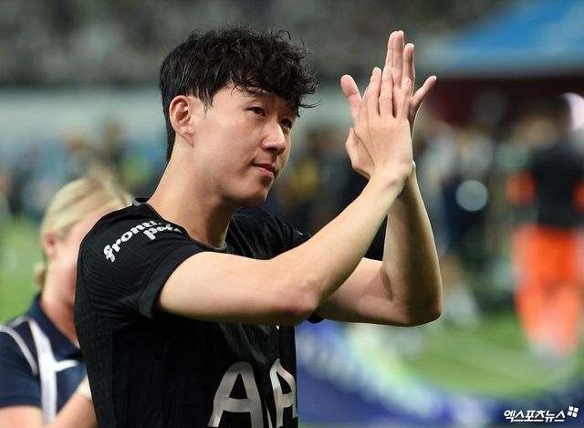 손흥민 전 소속팀인 토트넘 홋스퍼가 대한민국 축구대표팀 공격수 오현규(베식타시)를 노리는 것으로 드러났다. 영국 매체 '팀토크'는 18일(한국시간) 토트넘 홋스퍼가 맨체스터 유나이티드와 높은 득점력을 기록하는 뛰어난 공격수를 계약하기 위해 영입전을 벌인다고 보도했다.&nbsp;매체는 '오현규가 2025-2026시즌 베식타시에서 최고의 경기력으로 스카우트의 관심을 끌면서 이번 여름 토트넘이 맨유와 오현규를 두고 영입전을 벌일 준비를 한다'며 '토트넘은 한국에 손흥민의 성공적인 시기를 보낸 덕분에 엄청난 팬층을 보유하고 있고 토트넘이 또 다른 한국 스타를 원하는 것으로 보인다'라고 전했다. 엑스포츠뉴스DB