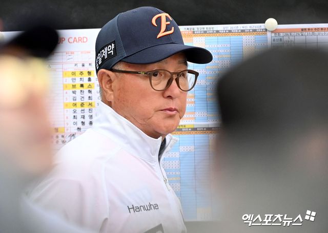 한화는 14일 대전 삼성전에서 5-1로 앞선 8회초 등판한 필승조 투수들이 나란히 컨트롤 문제로 자멸했다. 삼성에 내준 6점을 모두 밀어내기로만 기록했다. 특히 김서현의 경우 한화가 6-5로 앞선 9회초 2사 만루에서 최형우, 이해승에 볼넷을 내줘 밀어내기로 동점과 역전을 허용하는 흑역사를 썼다. 김경문 감독은 개막 후&nbsp;7경기 6이닝 5탈삼진 12볼넷 평균자책점 9.00으로 컨디션이 좋지 않은 김서현의 보직을 바꾸기로 결정했다. 한화는 단기 대체 외국인 선수로 영입한 잭 쿠싱이 당분간 세이브 상황을 책임진다. 엑스포츠뉴스DB