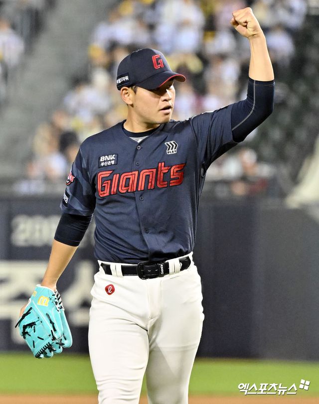 15일 오후 서울 송파구 잠실야구장에서 열린 '2026 신한 SOL Bank KBO리그' 롯데 자이언츠와 LG 트윈스의 경기, 5회말 수비를 마친 롯데 김진욱이 기뻐하고 있다. 롯데는 이날 2-0으로 승리했다. 선발투수 김진욱이 앞선 등판 8이닝 1실점 피칭에 이어 이날도 6⅔이닝(101구) 3피안타 2사사구 5탈삼진 무실점 완벽투를 선보이며 LG 타선을 꽁꽁 묶었다. 타선에서는 손성빈이 자신의 시즌 마수걸이 홈런으로 결승점을 올렸다. 이날 승리로 롯데는 2연패 흐름에서 탈출함과 동시에 8연승을 달리고 있던 단독 1위 LG의 고공 행진을 막아섰다. 잠실, 김한준 기자