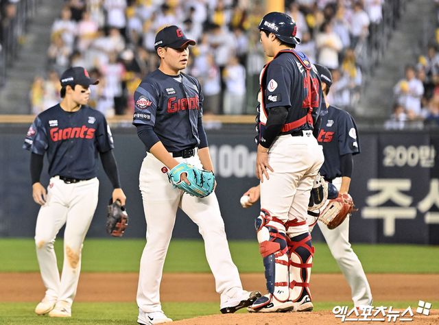 15일 오후 서울 송파구 잠실야구장에서 열린 '2026 신한 SOL Bank KBO리그' 롯데 자이언츠와 LG 트윈스의 경기, 7회말 2사 3루 롯데 김진욱이 마운드를 내려오고 있다. 롯데는 이날 2-0으로 승리했다. 선발투수 김진욱이 앞선 등판 8이닝 1실점 피칭에 이어 이날도 6⅔이닝(101구) 3피안타 2사사구 5탈삼진 무실점 완벽투를 선보이며 LG 타선을 꽁꽁 묶었다. 타선에서는 손성빈이 자신의 시즌 마수걸이 홈런으로 결승점을 올렸다. 이날 승리로 롯데는 2연패 흐름에서 탈출함과 동시에 8연승을 달리고 있던 단독 1위 LG의 고공 행진을 막아섰다. 잠실, 김한준 기자