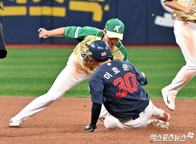 10일 오후 서울 구로구 고척스카이돔에서 열린 '2026 신한 SOL Bank KBO리그' 롯데 자이언츠와 키움 히어로즈의 경기, 9회초 무사 1루 롯데 이호준이 2루 도루를 시도하고 있다. 엑스포츠뉴스 DB