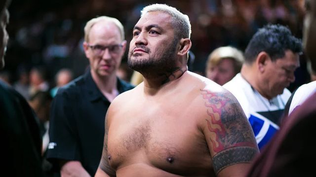 전 UFC 헤비급 스타 마크 헌트가 살해 협박 의혹으로 체포됐다가 조건부 보석으로 석방됐다. 호주 현지 법원은 첫 심리 뒤 헌트의 보석을 허가했지만, 사건은 아직 진행 중이다. 다음 심리는 이달 말 열린다.&nbsp;미국 매체 레슬링Inc에 따르면 헌트는 15일 호주 뉴사우스웨일스 북동부 지역에서 가정폭력 관련 신고 이후 체포됐다. 헌트가 그를 돕던 여성 가족 구성원에게 살해 협박 문자 메시지를 보냈다는 구체적인 혐의가 제기돼 충격을 줬다. SNS