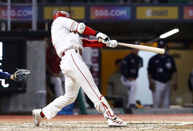 SSG 랜더스가 7회 역전 결승타와 8회 동점을 막은 호수비로 원맨쇼를 펼친 내야수 박성한의 활약에 힘입어 두산 베어스를 한 점 차로 꺾고 주중 위닝 시리즈를 달성했다. SSG는 16일 인천 SSG랜더스필드에서 2026 신한 SOL뱅크 KBO리그 두산전을 치러 2-1로 승리했다. 6연패 뒤 2연승으로 반등한 SSG는 시즌 9승7패, 두산은 시즌 5승1무10패를 기록했다.