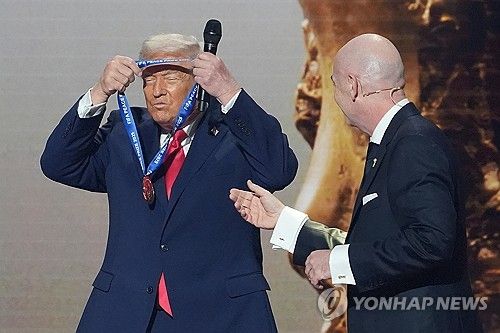 잔니 인판티노 국제축구연맹(FIFA) 회장이 이란의 2026 국제축구연맹(FIFA) 북중미 월드컵 불참 가능성을 정면으로 일축했다. 미국과의 군사적 충돌이 이어지는 일촉즉발의 상황 속에서도 이란은 예정대로 미국 땅을 밟아 월드컵 무대를 치를 전망이다. 인판티노 회장은 15일 미국 워싱턴 DC에서 열린 CNBC '미국 투자 포럼'에 참석해 이란 대표팀은 확실히 올 것이며 스포츠는 정치와 분리되어야 한다고 강력한 메시지를 던졌다. 연합뉴스