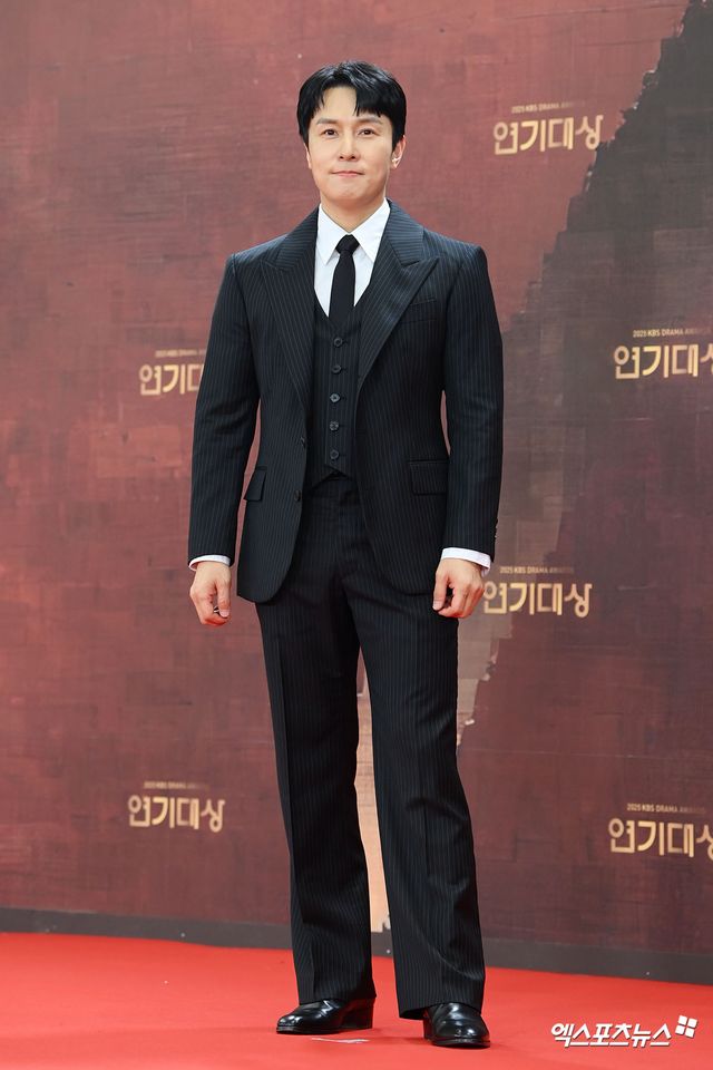 가수 겸 배우 김동완