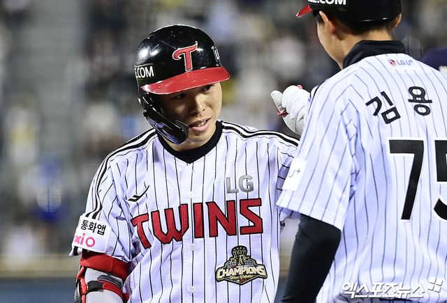 16일 오후 서울 송파구 잠실야구장에서 열린 '2026 신한 SOL Bank KBO리그' 롯데 자이언츠와 LG 트윈스의 경기, 6회말 2사 만루 LG 문성주가 2타점 적시타를 때려내고 있다. 잠실, 박지영 기자