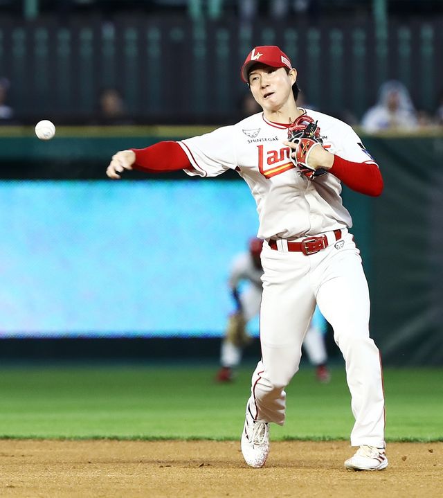 SSG 랜더스가 7회 역전 결승타와 8회 동점을 막은 호수비로 원맨쇼를 펼친 내야수 박성한의 활약에 힘입어 두산 베어스를 한 점 차로 꺾고 주중 위닝 시리즈를 달성했다. SSG는 16일 인천 SSG랜더스필드에서 2026 신한 SOL뱅크 KBO리그 두산전을 치러 2-1로 승리했다. 6연패 뒤 2연승으로 반등한 SSG는 시즌 9승7패, 두산은 시즌 5승1무10패를 기록했다.