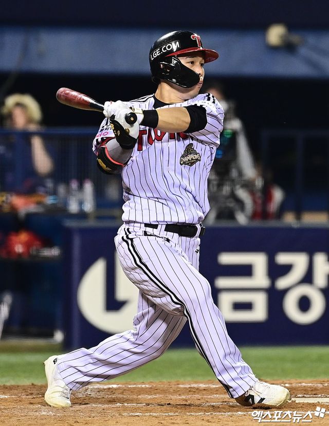 16일 오후 서울 송파구 잠실야구장에서 열린 '2026 신한 SOL Bank KBO리그' 롯데 자이언츠와 LG 트윈스의 경기, 6회말 2사 만루 LG 문성주가 2타점 적시타를 때려내고 있다. 잠실, 박지영 기자
