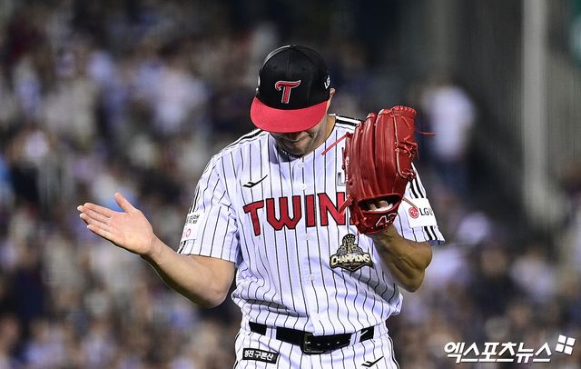 16일 오후 서울 송파구 잠실야구장에서 열린 '2026 신한 SOL Bank KBO리그' 롯데 자이언츠와 LG 트윈스의 경기, 5회초 종료 후 LG 선발투수 치리노스가 기뻐하며 더그아웃으로 향하고 있다. 잠실, 박지영 기자