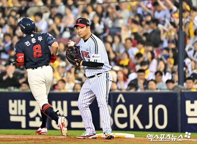 15일 오후 서울 송파구 잠실야구장에서 열린 '2026 신한 SOL Bank KBO리그' 롯데 자이언츠와 LG 트윈스의 경기, 4회초 수비를 마친 LG 문보경이 더그아웃으로 향하고 있다. 잠실, 김한준 기자