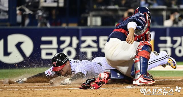 16일 오후 서울 송파구 잠실야구장에서 열린 '2026 신한 SOL Bank KBO리그' 롯데 자이언츠와 LG 트윈스의 경기, 7회말 1사 2,3루 LG 박동원의 내야 땅볼 때 롯데 2루수 한태양의 야수선택으로 포수에게 송구, 롯데 포수 유강남이 홈으로 쇄도하는 LG 3루주자 오지환에게 태그를 시도했으나 실패하며 오지환이 득점을 올리고 있다. 잠실, 박지영 기자