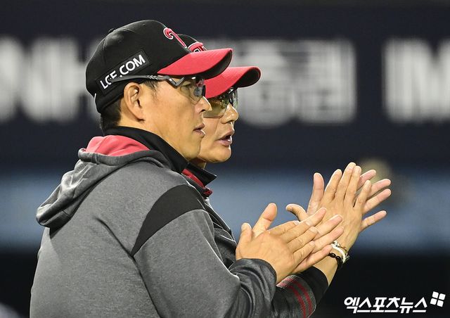 16일 오후 서울 송파구 잠실야구장에서 열린 '2026 신한 SOL Bank KBO리그' 롯데 자이언츠와 LG 트윈스의 경기, LG가 7:4의 스코어로 승리하며 위닝 시리즈를 달성했다. 경기 종료 후 LG 염경엽 감독이 승리의 기쁨을 나누고 있다. 잠실, 박지영 기자