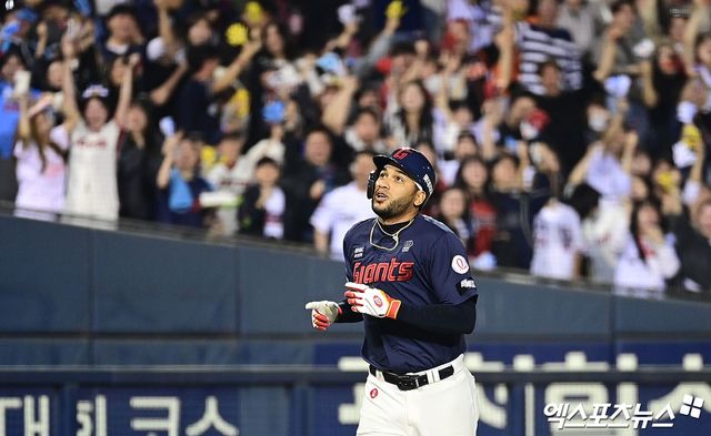  16일 오후 서울 송파구 잠실야구장에서 열린 '2026 신한 SOL Bank KBO리그' 롯데 자이언츠와 LG 트윈스의 경기, 6회초 2사 1루 롯데 레이예스가 LG 투수 장현식 상대로 동점 투런 홈런을 때려낸 뒤 베이스를 돌고 있다. 잠실, 박지영 기자