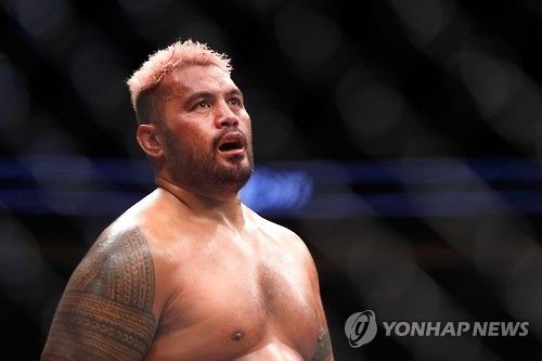 전 UFC 헤비급 스타 마크 헌트가 살해 협박 의혹으로 체포됐다가 조건부 보석으로 석방됐다. 호주 현지 법원은 첫 심리 뒤 헌트의 보석을 허가했지만, 사건은 아직 진행 중이다. 다음 심리는 이달 말 열린다.&nbsp;미국 매체 레슬링Inc에 따르면 헌트는 15일 호주 뉴사우스웨일스 북동부 지역에서 가정폭력 관련 신고 이후 체포됐다. 헌트가 그를 돕던 여성 가족 구성원에게 살해 협박 문자 메시지를 보냈다는 구체적인 혐의가 제기돼 충격을 줬다. 연합뉴스
