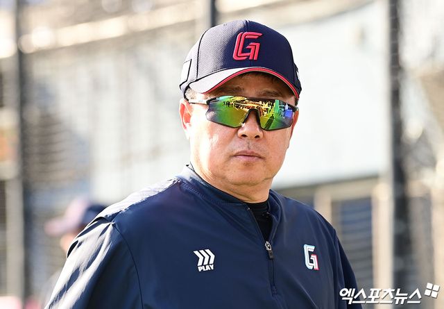 16일 오후 서울 송파구 잠실야구장에서 열리는 '2026 신한 SOL Bank KBO리그' 롯데 자이언츠와 LG 트윈스의 경기에 앞서 롯데 김태형 감독이 선수단 훈련을 지켜보고 있다. 잠실, 박지영 기자