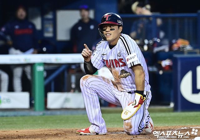  16일 오후 서울 송파구 잠실야구장에서 열린 '2026 신한 SOL Bank KBO리그' 롯데 자이언츠와 LG 트윈스의 경기, 2회말 LG 홍창기 타석 때 2루주자 천성호가 롯데 선발투수 로드리게스의 폭투를 틈타 홈으로 쇄도했으나 로드리게스에게 태그아웃 당한 뒤 더그아웃을 향해 비디오 판독 요청을 어필하고 있다. 이후 LG측 요청으로 비디오 판독 실시했으나 원심 유지. 잠실, 박지영 기자