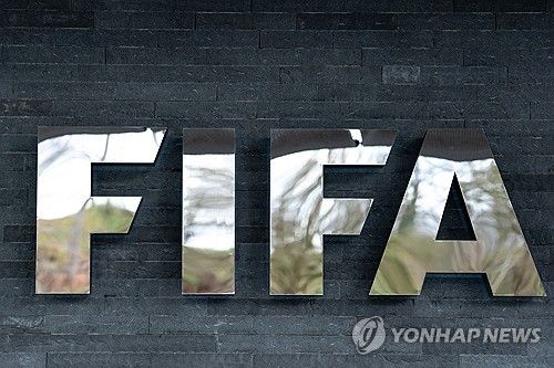 잔니 인판티노 국제축구연맹(FIFA) 회장이 이란의 2026 국제축구연맹(FIFA) 북중미 월드컵 불참 가능성을 정면으로 일축했다. 미국과의 군사적 충돌이 이어지는 일촉즉발의 상황 속에서도 이란은 예정대로 미국 땅을 밟아 월드컵 무대를 치를 전망이다. 인판티노 회장은 15일 미국 워싱턴 DC에서 열린 CNBC '미국 투자 포럼'에 참석해 이란 대표팀은 확실히 올 것이며 스포츠는 정치와 분리되어야 한다고 강력한 메시지를 던졌다. 연합뉴스