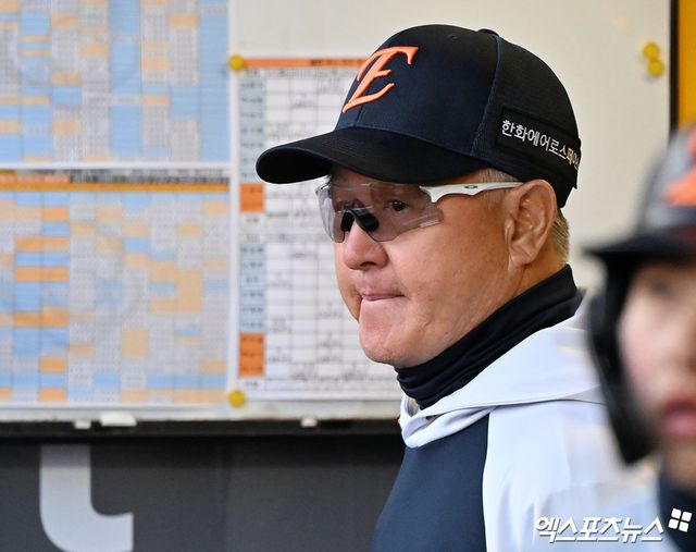 한화 이글스가 6연패에 빠진 가운데 누가 봐도 번복될 수 있는 판정에 대해 비디오 판독을 신청하지 않아 팬들이 크게 아쉬워하고 있다. 해당 플레이가 9회에 나왔다고 해도 벤치가 당연히 비디오 판독을 했었어야 한다는 주장이 속출하는 중이다. 한화는 17일 대전 한화생명볼파크에서 열린 2026 신한 SOL KBO리그 삼성 라이온즈와의 홈경기에서 1-6으로 졌다. 이 경기에서 한화는 1-6으로 뒤지던 9회 1사에서 주장 채은성이 중견수 뜬공으로 아웃됐다. 중계화면을 보면 안타로 번복될 수 있는 상황이었으나 한화 벤치는 비디오판독 신청을 하지 않았다. 엑스포츠뉴스DB