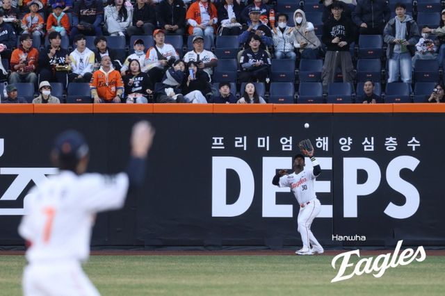 한화 이글스 외국인 타자 요나단 페라자가 16일 대전 삼성 라이온즈전에서 7회초 치명적인 수비 실책을 기록했다. 사진 한화 이글스