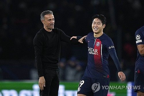 파리 생제르맹(PSG) 이강인이 올여름 팀을 떠나기로 결심했다는 소식이 전해졌다. 유럽축구연맹(UEFA) 챔피언스리그 4강 진출이라는 성과에 가려진 출전 시간 부족 문제가 결국 이적이라는 결단으로 이어진 모양새다. 프랑스 매체 르트랜스퍼는 이강인이 이번 여름 PSG를 떠나기로 결심한 두 명의 선수 중 한 명이며 팀 내 입지 확보에 어려움을 느끼고 올여름 이적을 강력히 원하고 있다고 전했다. 연합뉴스