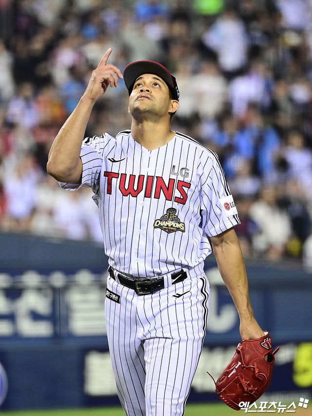 16일 오후 서울 송파구 잠실야구장에서 열린 '2026 신한 SOL Bank KBO리그' 롯데 자이언츠와 LG 트윈스의 경기, 3회초 종료 후 LG 선발투수 치리노스가 더그아웃으로 향하고 있다. 잠실, 박지영 기자