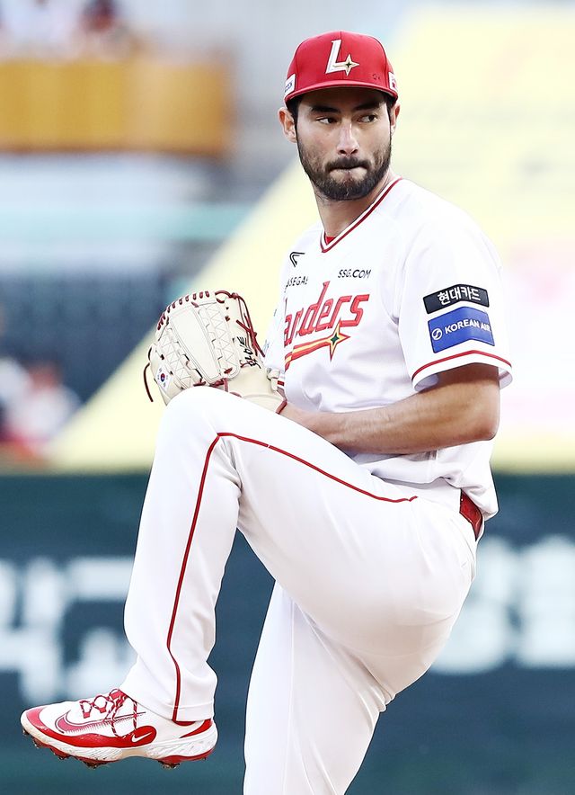 SSG 랜더스가 7회 역전 결승타와 8회 동점을 막은 호수비로 원맨쇼를 펼친 내야수 박성한의 활약에 힘입어 두산 베어스를 한 점 차로 꺾고 주중 위닝 시리즈를 달성했다. SSG는 16일 인천 SSG랜더스필드에서 2026 신한 SOL뱅크 KBO리그 두산전을 치러 2-1로 승리했다. 6연패 뒤 2연승으로 반등한 SSG는 시즌 9승7패, 두산은 시즌 5승1무10패를 기록했다.