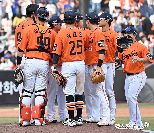 한화 이글스가 6연패에 빠진 가운데 누가 봐도 번복될 수 있는 판정에 대해 비디오 판독을 신청하지 않아 팬들이 크게 아쉬워하고 있다. 해당 플레이가 9회에 나왔다고 해도 벤치가 당연히 비디오 판독을 했었어야 한다는 주장이 속출하는 중이다. 한화는 17일 대전 한화생명볼파크에서 열린 2026 신한 SOL KBO리그 삼성 라이온즈와의 홈경기에서 1-6으로 졌다. 이 경기에서 한화는 1-6으로 뒤지던 9회 1사에서 주장 채은성이 중견수 뜬공으로 아웃됐다. 중계화면을 보면 안타로 번복될 수 있는 상황이었으나 한화 벤치는 비디오판독 신청을 하지 않았다. 엑스포츠뉴스DB