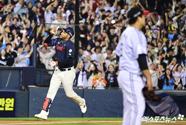 16일 오후 서울 송파구 잠실야구장에서 열린 '2026 신한 SOL Bank KBO리그' 롯데 자이언츠와 LG 트윈스의 경기, 6회초 2사 1루 롯데 레이예스가 LG 투수 장현식 상대로 동점 투런 홈런을 때려낸 뒤 베이스를 돌고 있다. 잠실, 박지영 기자