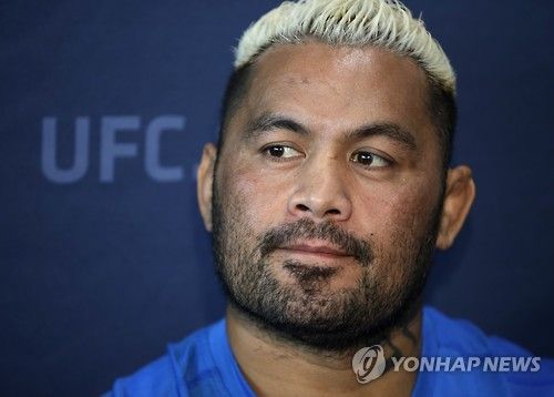전 UFC 헤비급 스타 마크 헌트가 살해 협박 의혹으로 체포됐다가 조건부 보석으로 석방됐다. 호주 현지 법원은 첫 심리 뒤 헌트의 보석을 허가했지만, 사건은 아직 진행 중이다. 다음 심리는 이달 말 열린다.&nbsp;미국 매체 레슬링Inc에 따르면 헌트는 15일 호주 뉴사우스웨일스 북동부 지역에서 가정폭력 관련 신고 이후 체포됐다. 헌트가 그를 돕던 여성 가족 구성원에게 살해 협박 문자 메시지를 보냈다는 구체적인 혐의가 제기돼 충격을 줬다. 연합뉴스