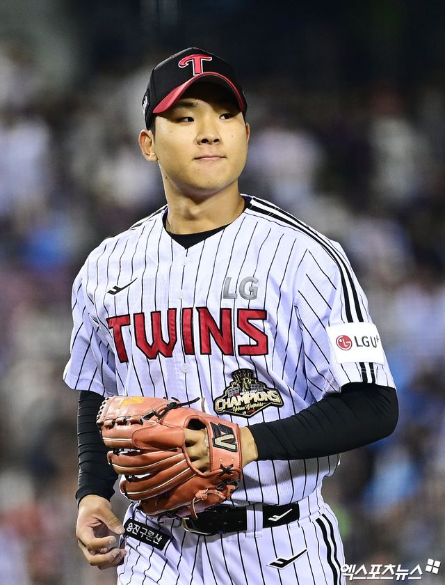 16일 오후 서울 송파구 잠실야구장에서 열린 '2026 신한 SOL Bank KBO리그' 롯데 자이언츠와 LG 트윈스의 경기, 7회초 LG 투수 우강훈이 이닝을 종료시킨 뒤 더그아웃으로 향하고 있다. 잠실, 박지영 기자