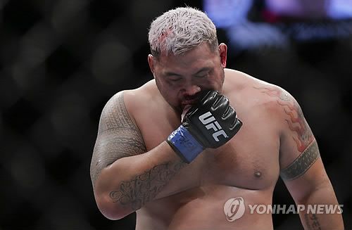 전 UFC 헤비급 스타 마크 헌트가 살해 협박 의혹으로 체포됐다가 조건부 보석으로 석방됐다. 호주 현지 법원은 첫 심리 뒤 헌트의 보석을 허가했지만, 사건은 아직 진행 중이다. 다음 심리는 이달 말 열린다.&nbsp;미국 매체 레슬링Inc에 따르면 헌트는 15일 호주 뉴사우스웨일스 북동부 지역에서 가정폭력 관련 신고 이후 체포됐다. 헌트가 그를 돕던 여성 가족 구성원에게 살해 협박 문자 메시지를 보냈다는 구체적인 혐의가 제기돼 충격을 줬다. 연합뉴스