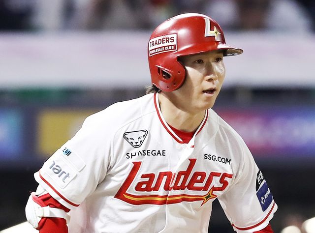 SSG 랜더스가 7회 역전 결승타와 8회 동점을 막은 호수비로 원맨쇼를 펼친 내야수 박성한의 활약에 힘입어 두산 베어스를 한 점 차로 꺾고 주중 위닝 시리즈를 달성했다. SSG는 16일 인천 SSG랜더스필드에서 2026 신한 SOL뱅크 KBO리그 두산전을 치러 2-1로 승리했다. 6연패 뒤 2연승으로 반등한 SSG는 시즌 9승7패, 두산은 시즌 5승1무10패를 기록했다. 